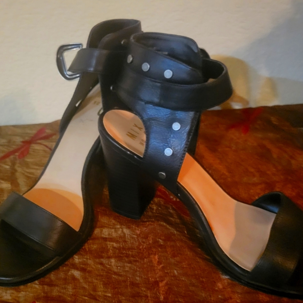 Women's bkack Shoes with Silver Metal Detail